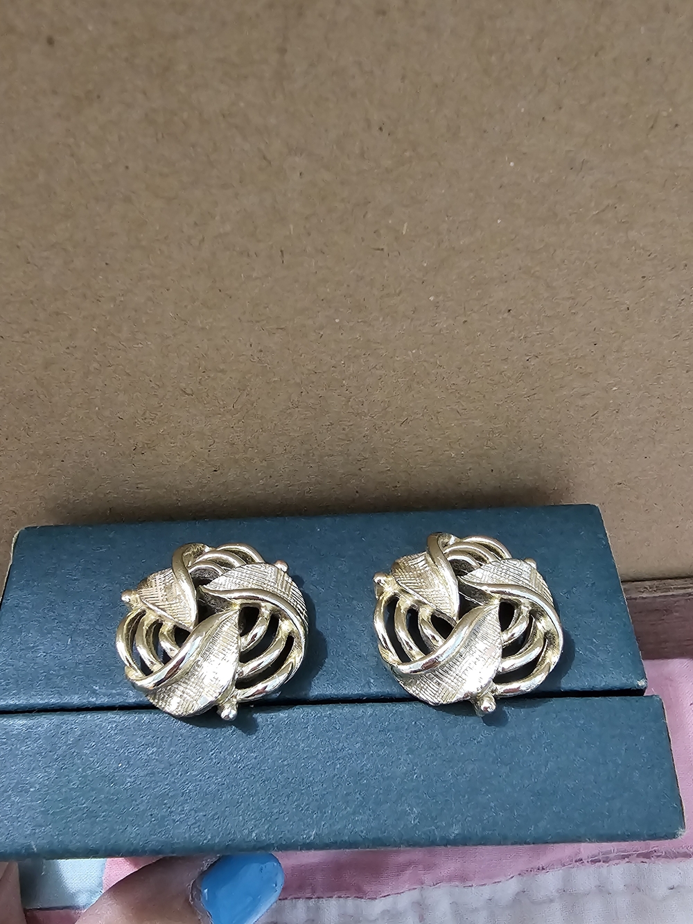 Vintage Signed LISNER Textured Gold Tone Ribbon Swirl Wreath Clip-On Earrings